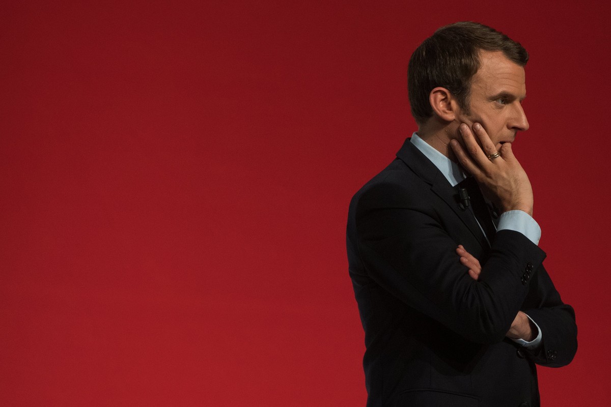 epa05934006 French presidential election candidate for the 'En Marche!' political movement and Former French Minister Emmanuel Macron during a political campaign rally at Chatellerault, Fran ...