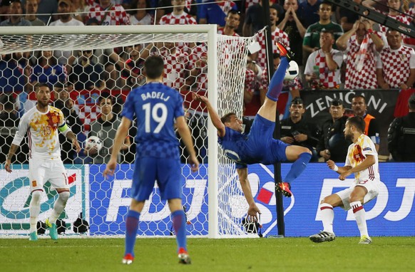 Football Soccer - Croatia v Spain - EURO 2016 - Group D - Stade de Bordeaux, Bordeaux, France - 21/6/16
Croatia&#039;s Marko Pjaca shoots at goal with an overhead kick
REUTERS/Sergio Perez 
Livepic