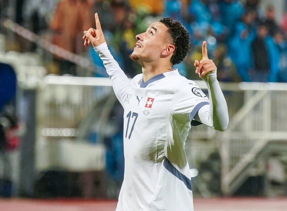 Fussball WM-Qualifikation 2025/26, 10. Spieltag - Kosovo vs Schweiz - Fadil-Vokrri-Stadion Pristina: Tor und Torjubel zum 0:1 durch Ruben Vargas Schweiz, 17 Freude, Emotionen, Jubel Pristina Kosovo ** ...