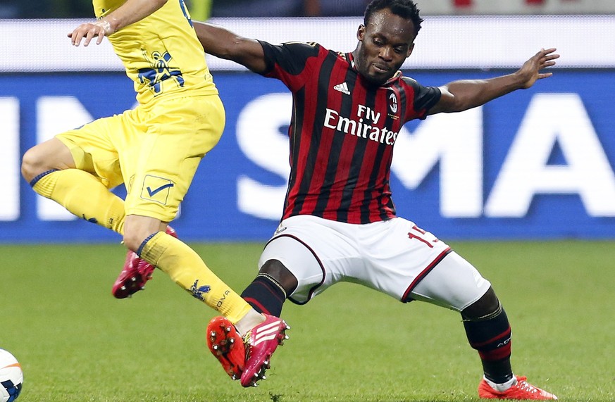 AC Milan&#039;s Michael Essien (R) fights for the ball with Chievo Verona&#039;s Ivan Radovanovic during their Italian Serie A soccer match at San Siro stadium in Milan March 29, 2014. REUTERS/Alessan ...