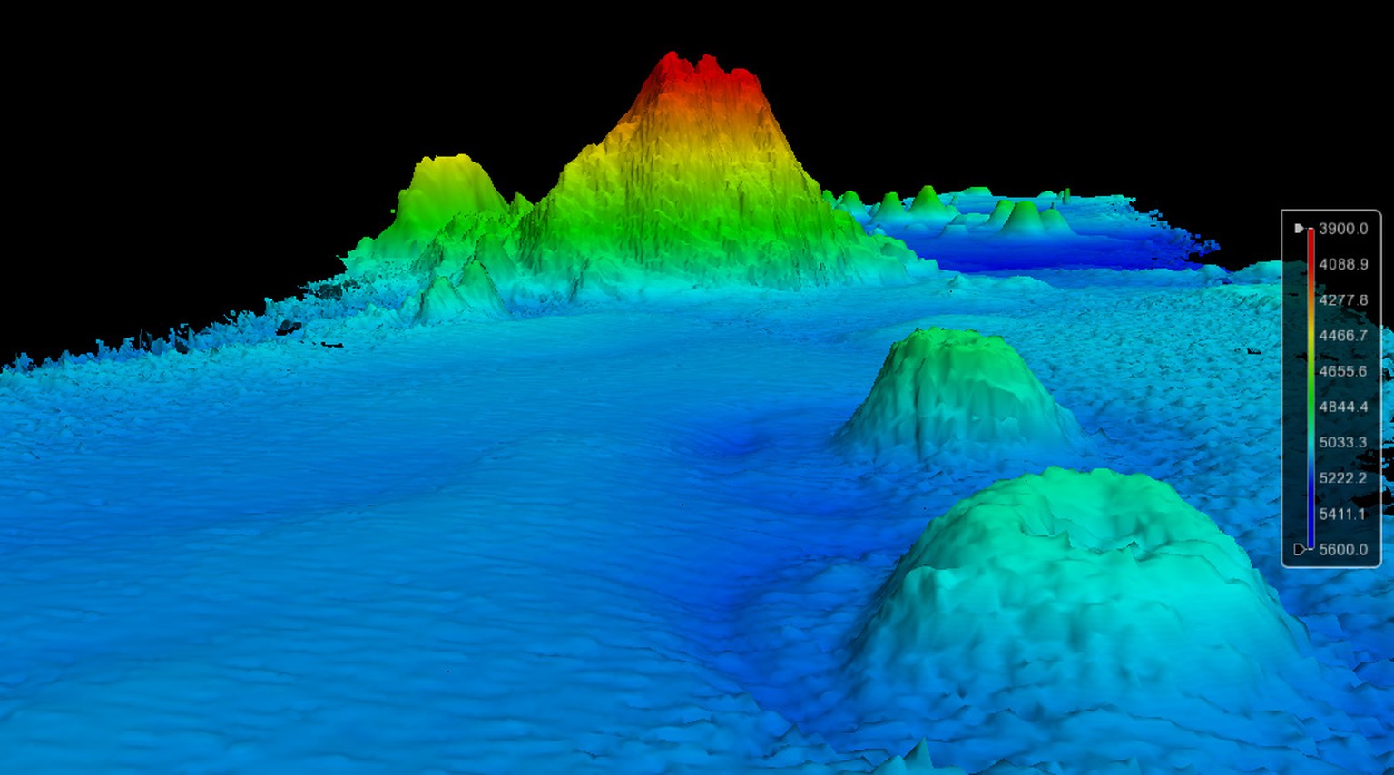 In der Gegend befinden sich weitere, kleinere Erhebungen. Im Vordergrund zwei Vulkane, der neu entdeckte Berg im Hintergrund. &nbsp;