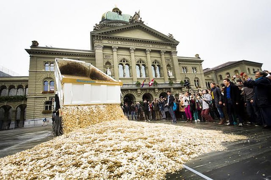 Acht Millionen Fünfräppler haben die Initianten auf dem Berner Bundesplatz ausgeschüttet. &nbsp;&nbsp;