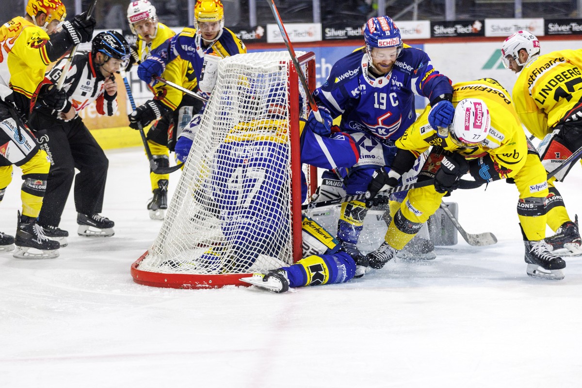 Viel los beim Anschlusstreffer des SC Bern zum 2-1 waehrend dem Eishockey-Pre-Playoff-Spiel 2 der National League zwischen dem EHC Kloten und dem SC Bern am Donnerstag, 9. Maerz 2023, in Kloten. (KEYS ...