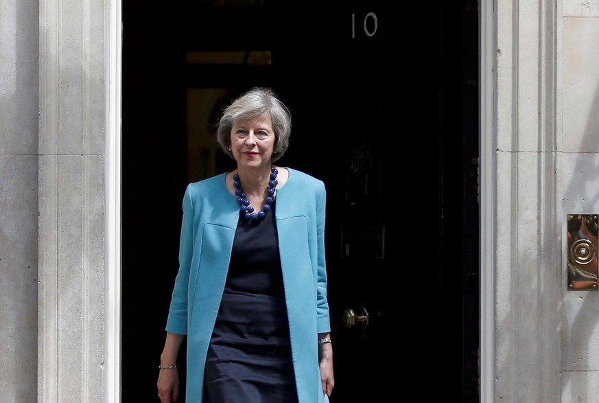 Schon bald ihr neues Zuhause: Innenministerin Theresa May vor 10 Downing Street in London.<br data-editable="remove">