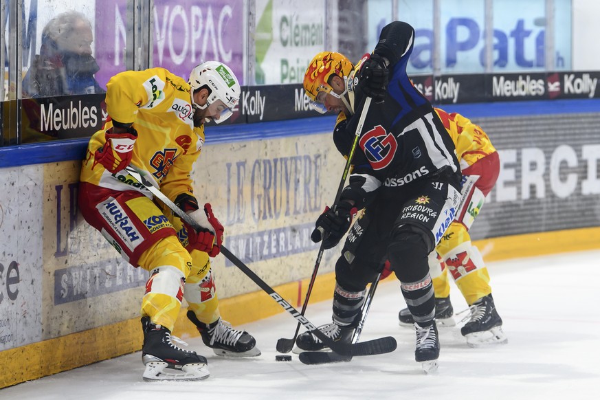 Biels Etienne Froidevaux, links, und Gotterons PostFinance Top Scorer Christopher DiDomenico, rechts, kaempfen um den Puck, beim Eishockey Meisterschaftsspiel der National League A zwischen den HC Fri ...