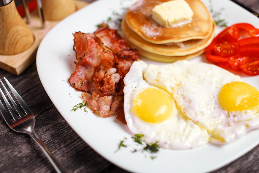 american breakfast bacon speck spiegelei pancakes frühstück zmorge essen food