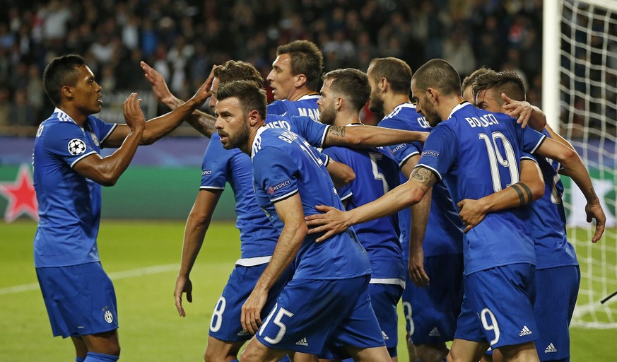 epa05942544 Juventus players celebrate the 1-0 opening goal by Gonzalo Higuain (hidden) during the UEFA Champions League semi final, first leg soccer match between AS Monaco and Juventus at Stade Loui ...