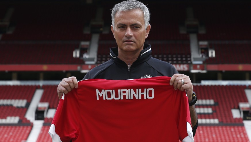 Britain Football Soccer - Manchester United - Jose Mourinho Press Conference - Old Trafford - 5/7/16
New Manchester United manager Jose Mourinho poses ahead of the press conference
REUTERS/Andrew Ya ...