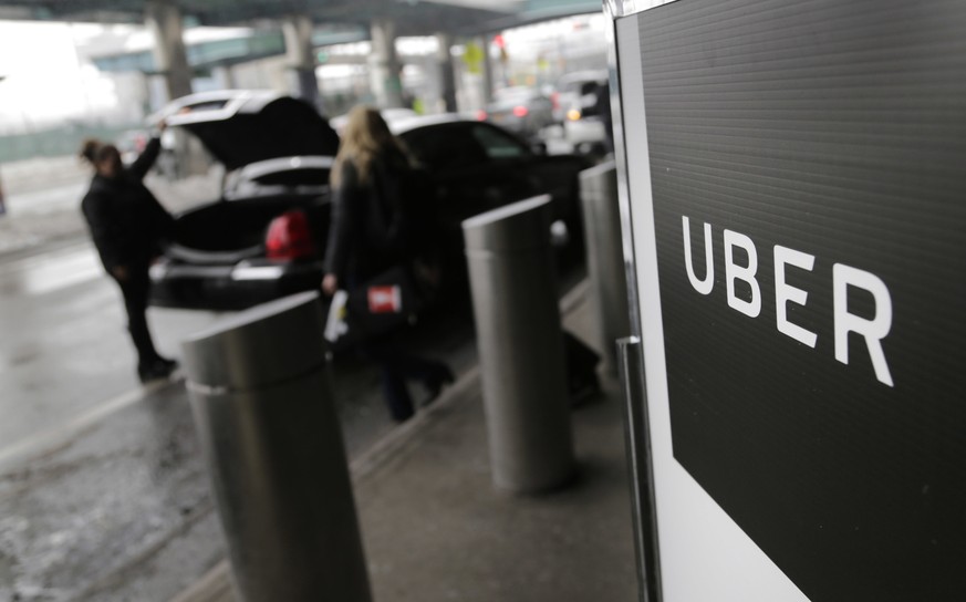 Uber-Haltestelle in New York: Das Unternehmen informierte betroffene Kunden nicht über einen Datendiebstahl.