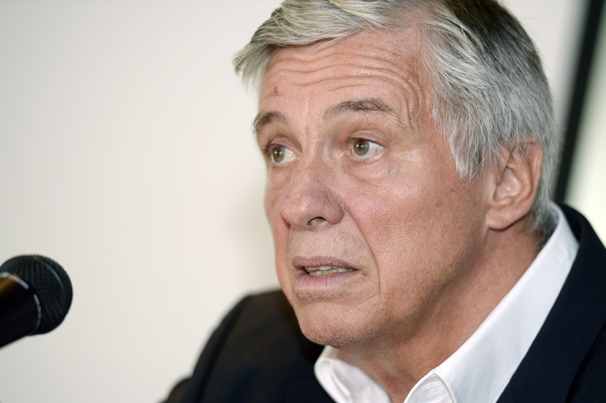 Marc Furrer, Praesident des Schweizerischen Eishockeyverbandes, spricht an der Vorsaison Medienkonferenz von Swiss Ice Hockey in Glattbrugg am Donnerstag, 27. August 2015. (KEYSTONE/Walter Bieri)