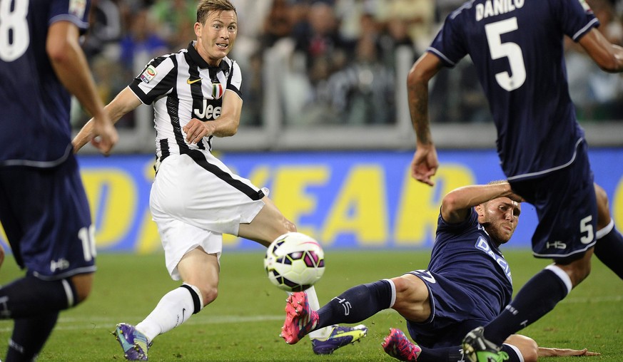 Stephan Lichtsteiner und Silvan Widmer (am Boden) sind die letzten beiden Schweizer Natispieler in der Serie A.