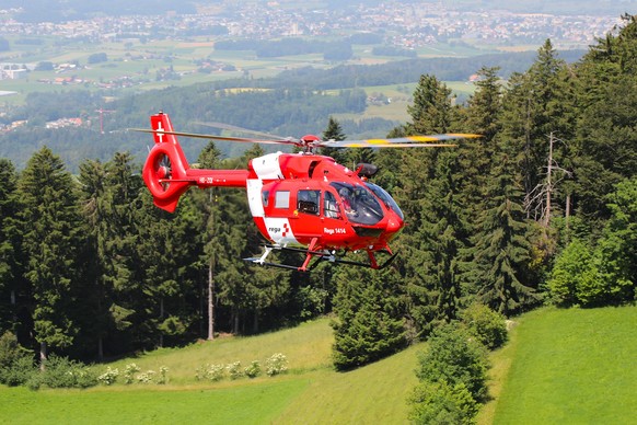 Ein Rega-Helikopter unterwegs.