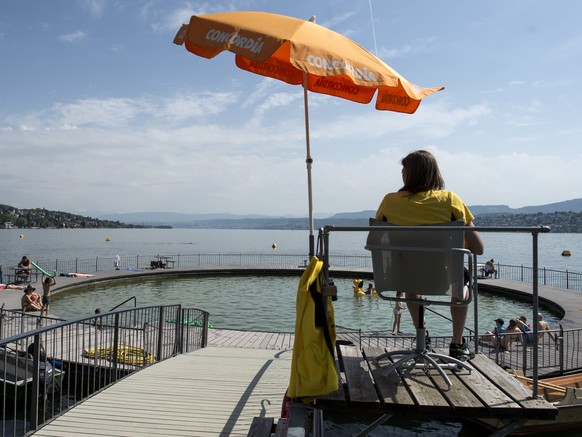 Kinder und Erwachsene vergnuegen sich bei sommerlichen Temperaturen unter Aufsicht eines Bademeisters im Schwimmbad Tiefenbrunnen, aufgenommen am Mittwoch, 13. Mai 2015, in Zuerich. (KEYSTONE/Ennio Le ...