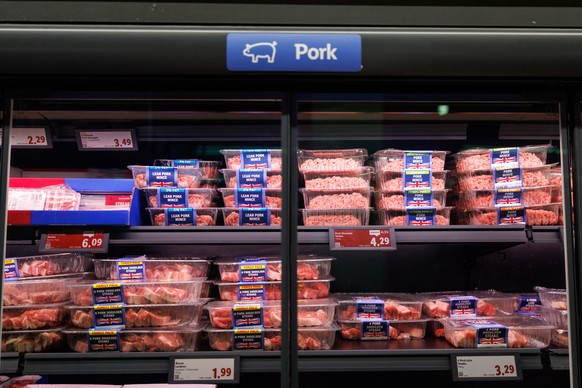 epa12893828 Pre-packed pork meat at a Lidl supermarket in East London, Britain, 16 April 2026. British consumers could face some shortages of chicken, pork, and fizzy drinks on supermarket shelves thi ...