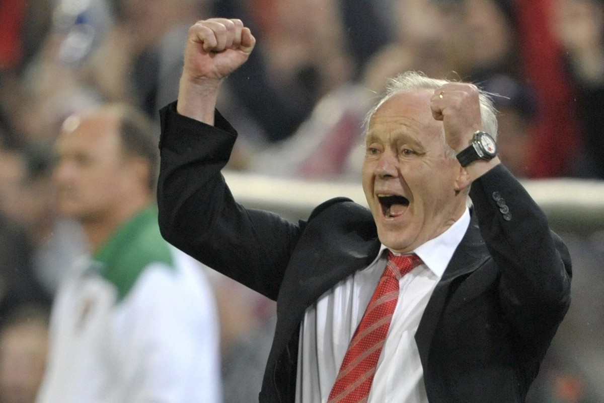 Swiss head coach Jakob "Koebi" Kuhn, right, celebrates the first goal for Switzerland in front of Portugal head coach Luiz Felipe Scolari, left, during the third match of Group A between Swi ...