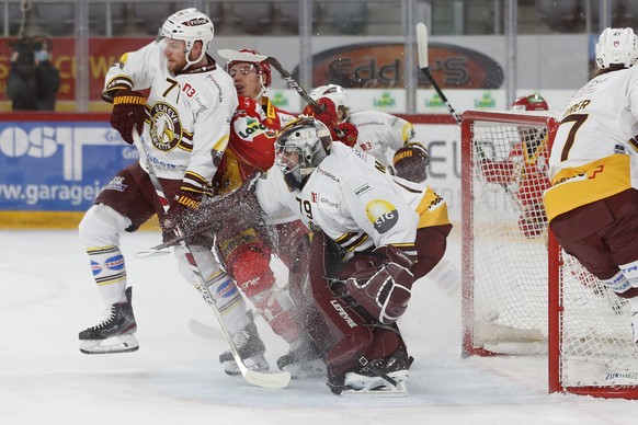 Servettes Henrik Toemmernes, Biels Michael Huegli, und Servettes Torhueter Daniel Manzato, von links, in Aktion, im Eishockey Meisterschaftsspiel der National League zwischen dem EHC Biel und Geneve-S ...