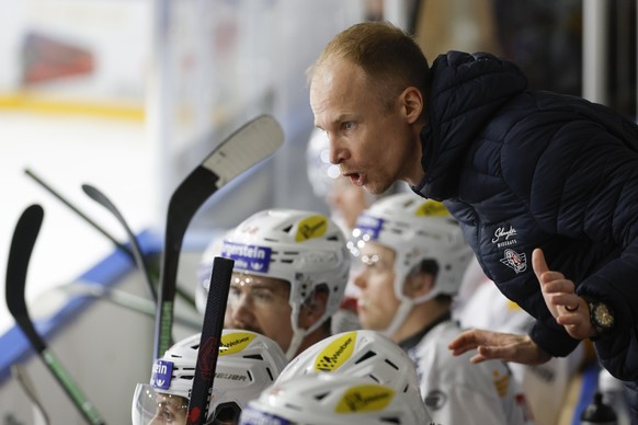 Head Coach Johan Lundskog (SCRJ) gibt Anweisungen im Eishockey Meisterschaftsspiel der National League zwischen dem HC Ajoie und SC Rapperswil-Jona Lakers, am Freitag, 30. Januar 2026 in der Raiffeise ...