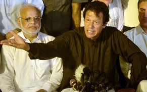 Der Oppositionelle&nbsp;Imran Khan fordert Ministerpräsident Sharif zum Rücktritt auf.