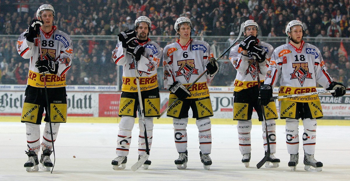 ZUR MELDUNG, DASS DER EHC BASEL SEINE BILANZ DEPONIERT HAT, STELLEN WIR IHNEN AM MONTAG, 23. JUNI 2014, FOLGENDES ARCHIVBILD ZUR VERFUEGUNG - Enttaeuschte Basler Spieler nach der vierten Runde des Eis ...