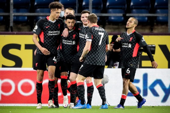 epa09213849 Liverpool&#039;s Alex Oxlade-Chamberlain (2-L) celebrates with his teammates after scoring the 3-0 lead during the English Premier League soccer match between Burnley FC and Liverpool FC i ...