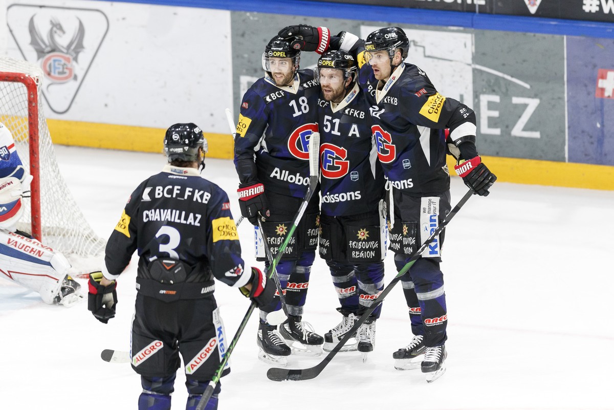 La joie de le defenseur fribourgeois Ryan Gunderson, gauche, l'attaquant fribourgeois David Desharnais (buteur), centre, et l'attaquant fribourgeois Daniel Brodin, droite, lors du match du c ...