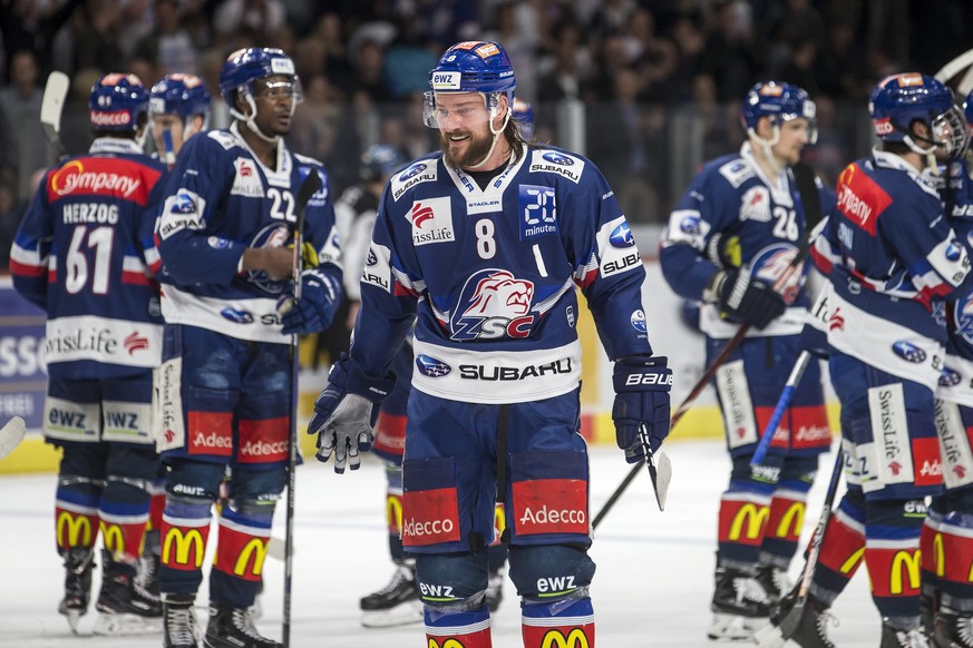 Zuercher Kevin Klein freut sich ueber den Sieg im vierten Eishockey Playoff-Finalspiel der National League zwischen den ZSC Lions und dem HC Lugano am Mittwoch, 18. April 2018, im Zuercher Hallenstadi ...