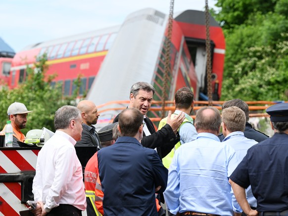 Der bayerische Ministerpräsident Markus Söder besucht nach dem schweren Zugunglück den Unglücksort.