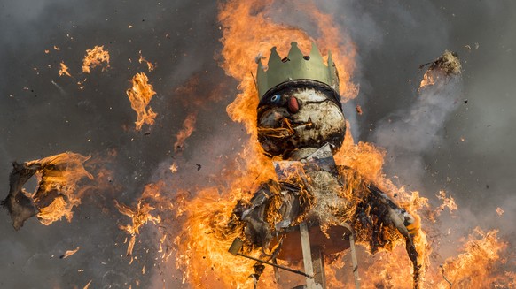 Der Boeoegg brennt und explodiert teilweise, anlaesslich des traditionellen Sechselaeutens am Montag, 13. April 2015, in Zuerich. (KEYSTONE/Ennio Leanza) 

The head of the &quot;Boeoegg&quot; burns on ...