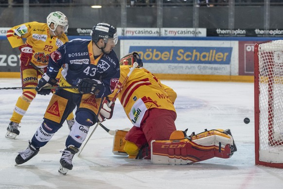 Jan Kovar, links, von Zug im Spiel gegen Torhueter Jonas Hiller, rechts, von Biel beim Eishockey Meisterschaftsspiel in der Qualifikation der National League zwischen dem EV Zug und EHC Biel vom Samst ...