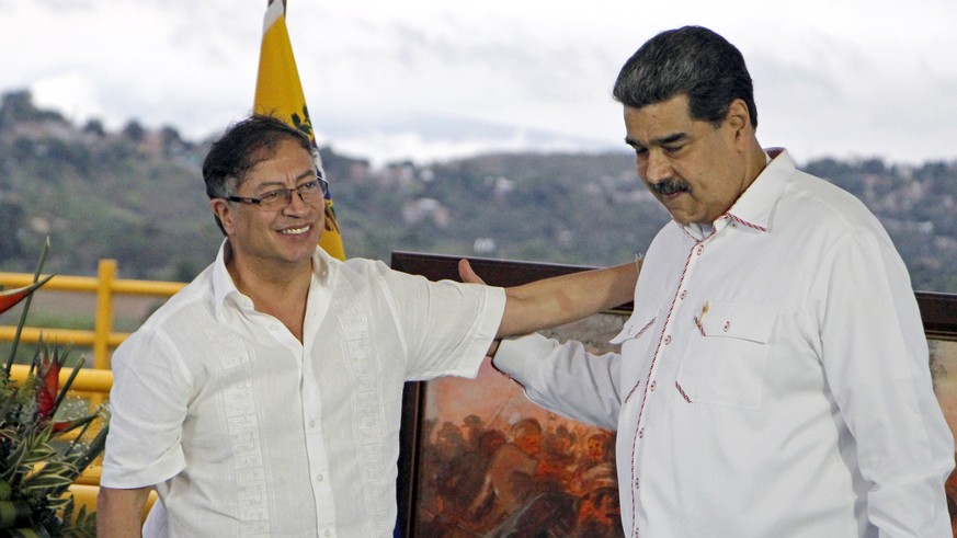 epa10471943 Colombian President Gustavo Petro (L) appears at a meeting with his Venezuelan counterpart Nicolas Maduro (R) where they signed a trade agreement, at the Atanasio Girardot Bridge on the…