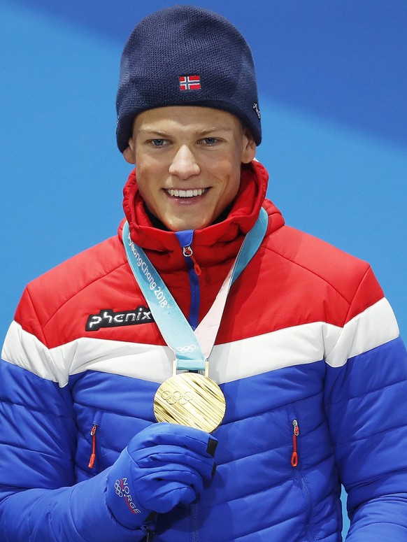 epa06523907 Gold medalist Johannes Hoesflot Klaebo (C) of Norway, silver medalist Federico Pellegrino (L) of Italy and bronze winner Alexander Bolshunov of Olympic Athlete of Russia during the medal c ...