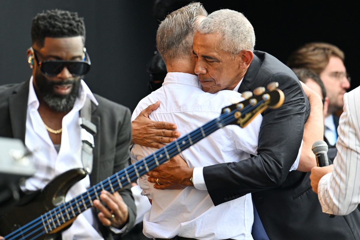 Former President Barack Obama, right, embraces Bruce Springsteen during the dedication ceremony for the Obama Presidential Center, Thursday, June 18, 2026, in Chicago. (AP Photo/Jon Cherry)
Barack Oba ...