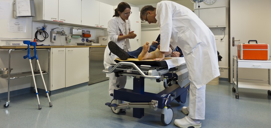 ZUR KOF FRUEHJAHRSPROGNOSE DER SCHWEIZERISCHEN GESUNDHEITSAUSGABEN 2014-17 STELLEN WIR IHNEN FOLGENDES THEMENBILD ZUR VERFUEGUNG - Aerzte untersuchen im Ospidal Val Muestair einen gebrochenen Untersch ...