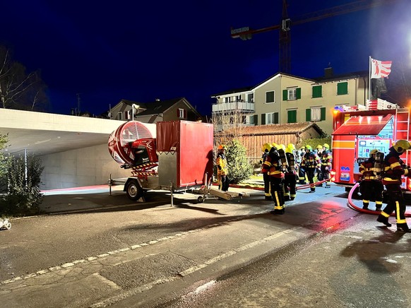 Feuerwehrleute nach Brand in Tiefgarage in Gossau.