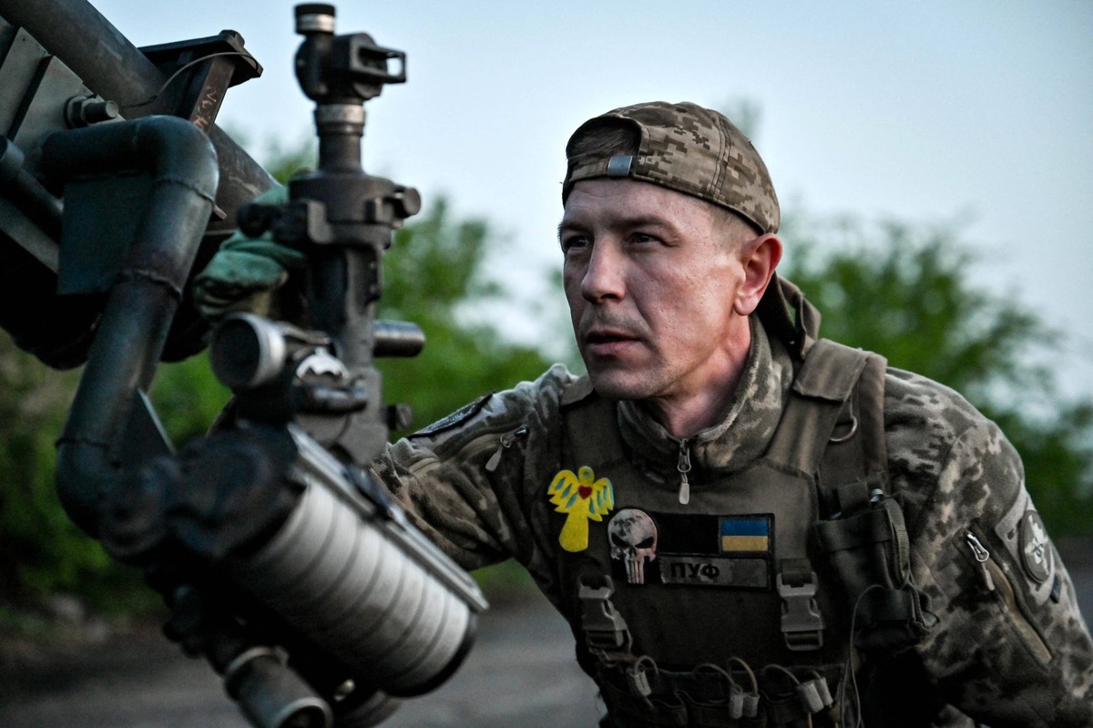 Un soldat ukrainien devant une lunette de visée: l’Ukraine souffre actuellement de problèmes de personnel.