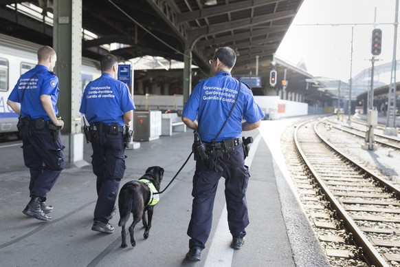 ARCHIV - ZU DEN THEMEN UEBER DIE AUFGABEN DES GRENZWACHTKORPS UND UEBER DEN KINDESSCHUTZ AN DER WINTERSESSION STELLEN WIR IHNEN AM DIENSTAG, 12. DEZEMBER 2017, FOLGENDES BILDMATERIAL ZUR VERFUEGUNG -  ...