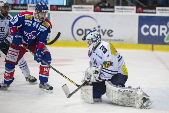 EHC Kloten Stuermer Matthias Bieber, links, gegen HC Ambri-Piotta Torhueter Gauthier Descloux waehrend dem Eishockey-Meisterschaftsspiel der National League A zwischen dem EHC Kloten und dem HC Ambri- ...