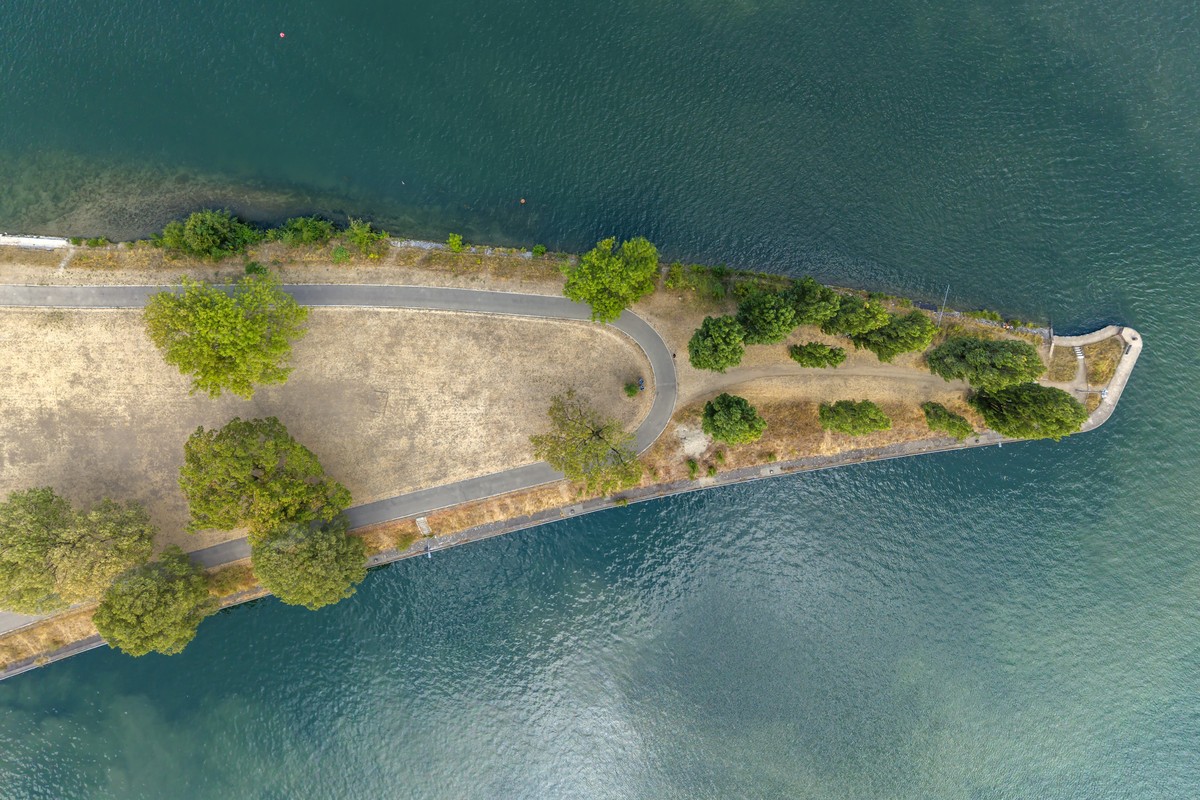Luftaufnahme der Spitze der ausgetrockneten und vom Rhein umflossenen Kraftwerkinsel in Birsfelden, am Donnerstag, 20. August 2026. (KEYSTONE/Georgios Kefalas)