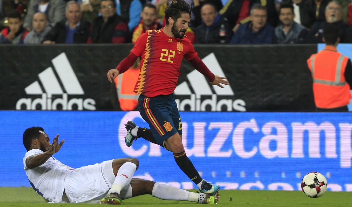 Spain's Isco, center, and Costa Rica's Kendall Waston vie for the ball during the international friendly soccer match between Spain and Costa Rica in Malaga, Spain, Saturday, Nov. 11, 2017. ...