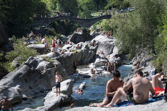 Menschen geniessen sonniges Wetter am Verzascafluss im Verzascatal, am Samstag, 25. Juli 2020, in Lavertezzo. (KEYSTONE/Ti-Press/Alessandro Crinari)