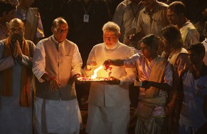 Narendra Modi (Mitte) am Ganges.