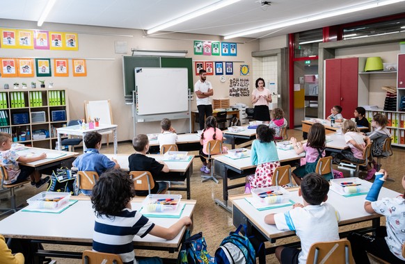 Schuelerinnen und Schueler an ihrem ersten Schultag nach den Ferien, an einer Primarschule in Chiasso, am Montag, 31. August 2020. Fuer die Schueler bis 12 Jahre besteht im Kanton Tessin keine Maskenp ...