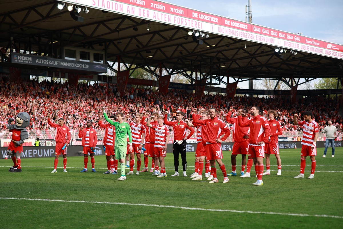 epa12898479 Unions players intereact in front of fans after the Bundesliga soccer match 1. FC Union Berlin and VfL Wolfsburg in Berlin, Germany, 18 April 2026. EPA/CLEMENS BILAN
