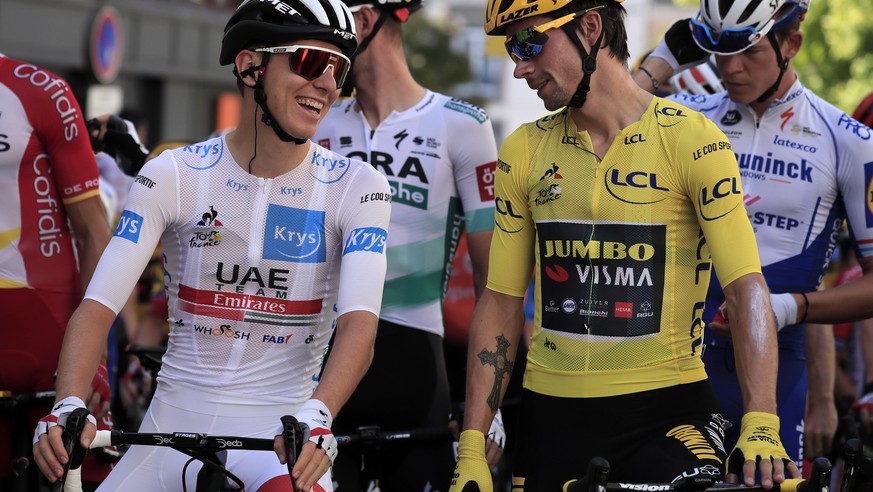 epa08663620 Slovenian rider Tadej Pogacar (L) of UAE Team Emirates and Slovenian rider Primoz Roglic (R) of Team Jumbo-Visma wait the start of the fourteenth stage of the Tour de France cycling race o ...