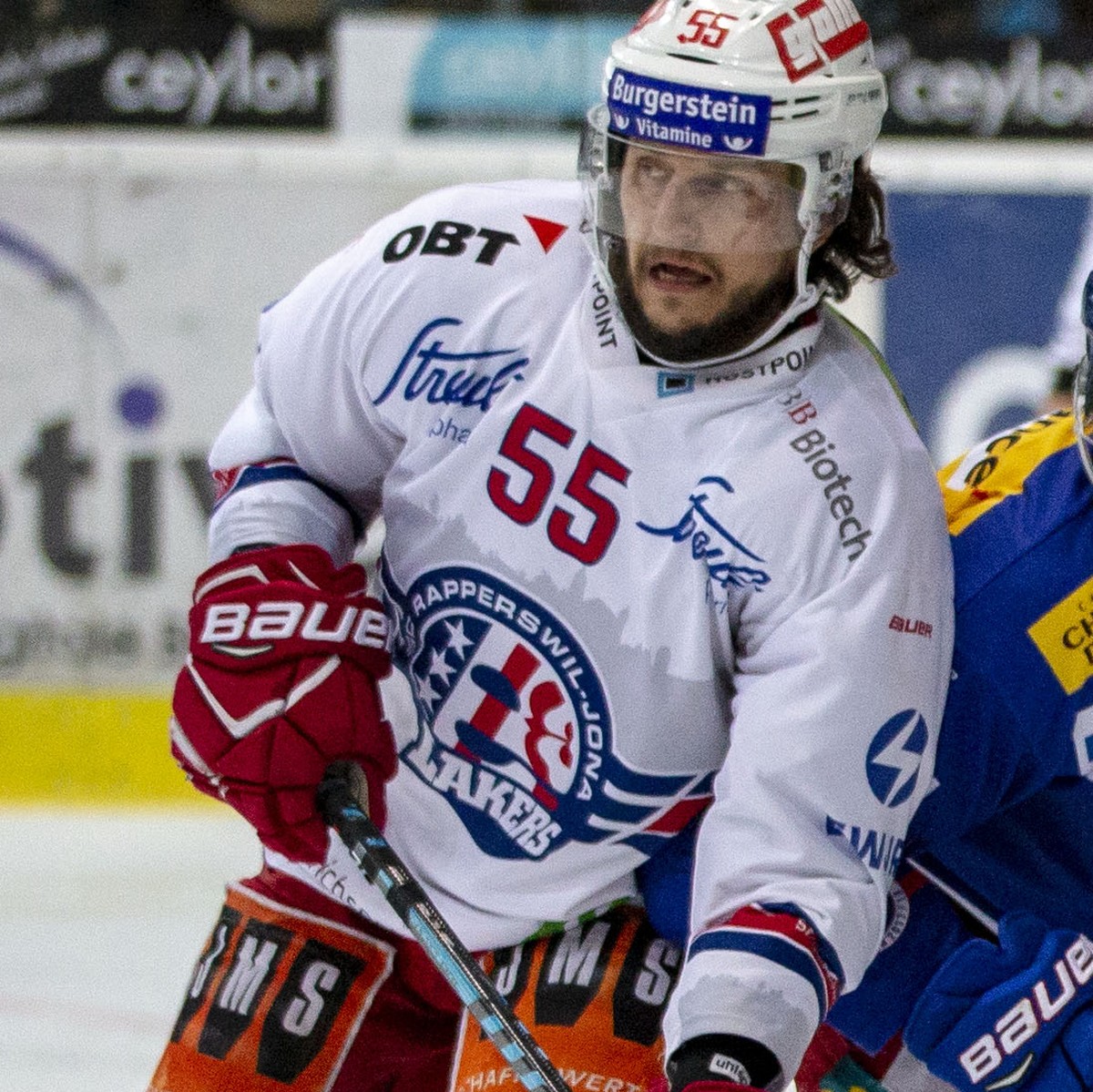 SC Rapperswil-Jona Lakers Stuermer Sven Lindemann, von links, gegen EHC Kloten Stuermer Robin Leone, Torhueter Luca Boltshauser und Lukas Stoop im dritten Eishockey Spiel der Ligaqualifikation der Nat ...