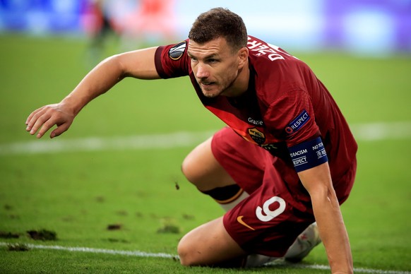 epa08588323 Roma?s Edin Dzeko reacts during the UEFA Europa League Round of 16 soccer match between Sevilla FC and AS Roma in Duisburg, Germany, 06 August 2020. EPA/Wolfgang Rattay / POOL