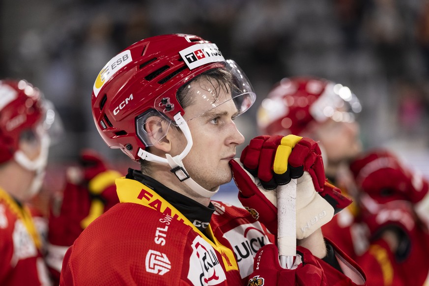 Aleksandr Iakovenko (EHCB) zeigt Enttaeuschung nach dem verlorerenen Spiel der Eishockey National League zwischen EHC Biel-Bienne, EHCB, und HC Ambri-Piotta, HCAP, vom Dienstag, 22. September 2026 in  ...