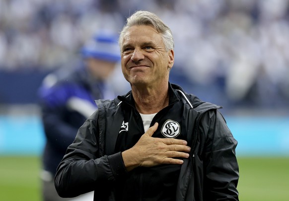 epa12113634 Head coach Horst Steffen of Elversberg reacts after the German 2. Bundesliga soccer match between FC Schalke 04 and SV Elversberg in Gelsenkirchen, Germany, 18 May 2025. EPA/RONALD WITTEK  ...