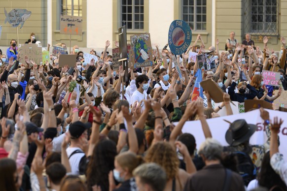 Personen protestieren an der Demonstration der Internationaler Klimastreik, am Freitag, 24. September 2021, in Bern. (KEYSTONE/Anthony Anex)
