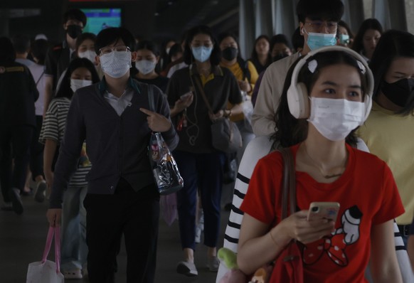 epa11846335 People wear protective masks amid heavy air pollution in Bangkok, Thailand, 23 January 2025. Thai authorities are stepping up efforts to prevent and cope with PM2.5 fine dust air pollution ...